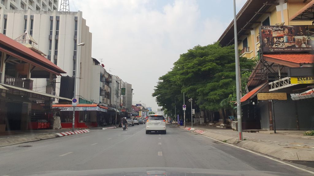 ภาพถนนตรงที่ Tony Tailors ตั้งอยู่ ถ่ายโดย jrcarlsen พ.ศ. 2565 (2022) · A street-level view of where Tony Tailors stands, by jrcarlsen in 2565 (2022)
