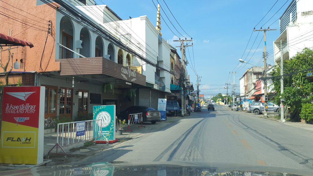 ภาพถนนตรงที่ ข้าวต้มลุงศร ตั้งอยู่ ถ่ายโดย jrcarlsen พ.ศ. 2564 (2021) · A street-level view of where ข้าวต้มลุงศร · Khaotomlungsa stands, by jrcarlsen in 2564 (2021)