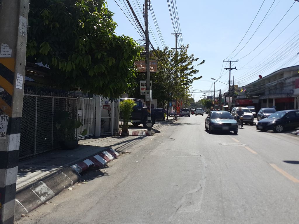 ภาพถนนตรงที่ ซาลาเปา ณ ญา (Salapao Na-Ya) ตั้งอยู่ ถ่ายโดย jrcarlsen พ.ศ. 2558 (2015) · A street-level view of where ซาลาเปา ณ ญา (Salapao Na-Ya) stands, by jrcarlsen in 2558 (2015)