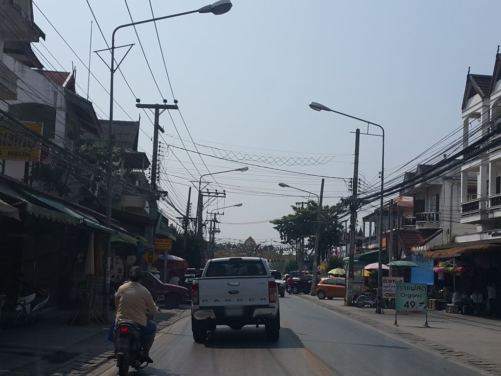 ภาพถนนตรงที่ ราดหน้าปลานายกอล์ฟ ตั้งอยู่ ถ่ายโดย jrcarlsen พ.ศ. 2559 (2016) · A street-level view of where ราดหน้าปลานายกอล์ฟ · Ratna Planai Golf stands, by jrcarlsen in 2559 (2016)