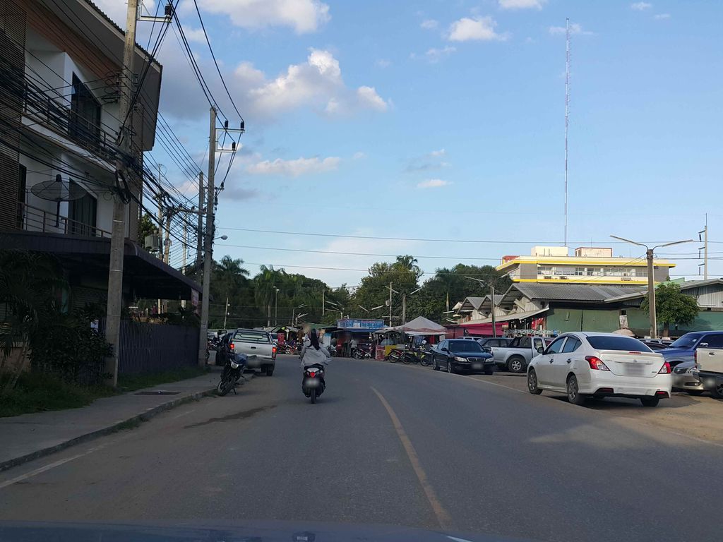 ภาพถนนตรงที่ สถานีปังเวอร์แม่โจ้ ตั้งอยู่ ถ่ายโดย jrcarlsen พ.ศ. 2558 (2015) · A street-level view of where สถานีปังเวอร์แม่โจ้ · Sathani Pang Woe Mae Jo stands, by jrcarlsen in 2558 (2015)