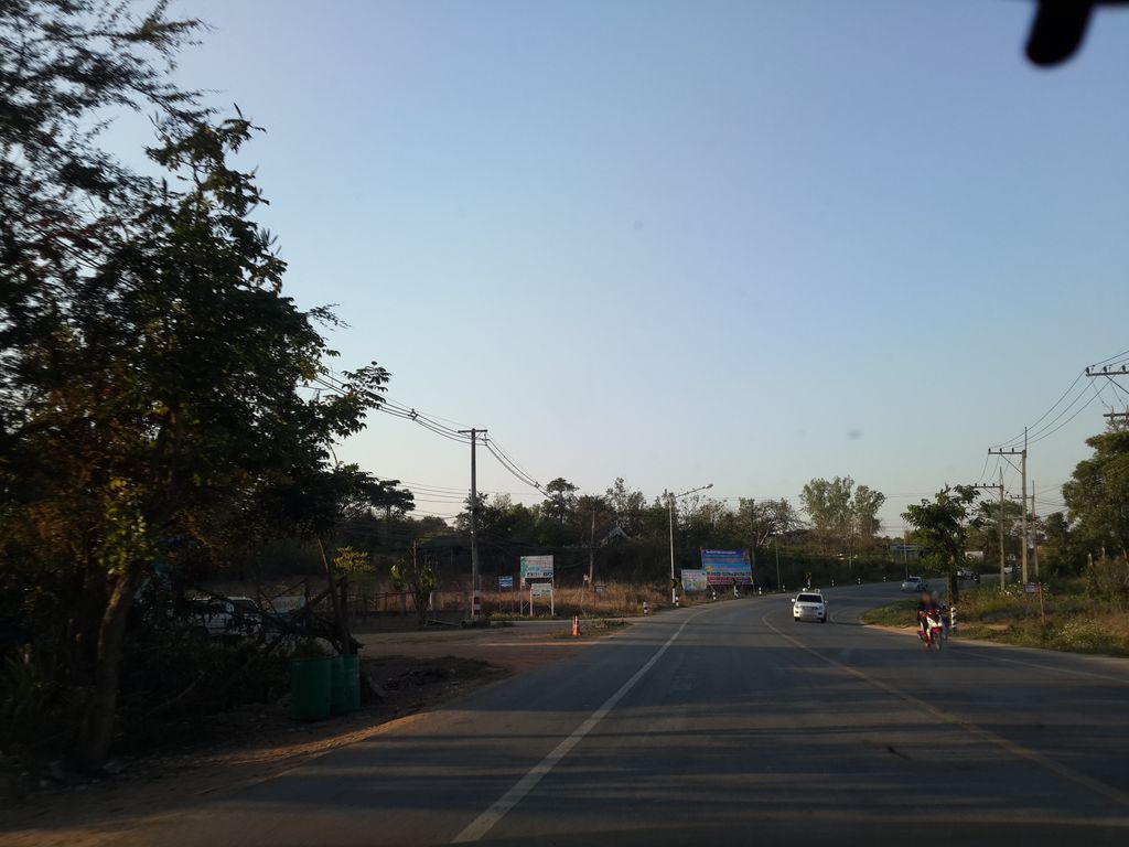 ภาพถนนตรงที่ อู่ ธีรวัจน์ ตั้งอยู่ ถ่ายโดย mishari พ.ศ. 2558 (2015) · A street-level view of where อู่ ธีรวัจน์ · U Thinwat stands, by mishari in 2558 (2015)