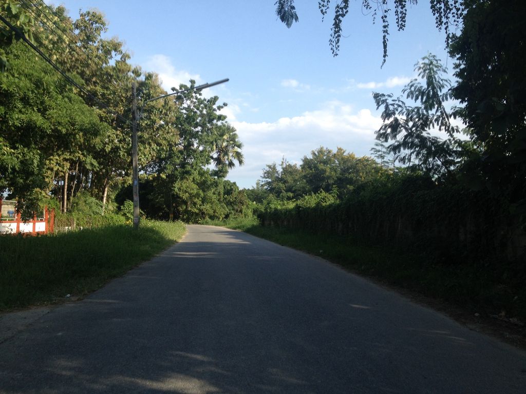 ภาพถนนตรงที่ สถานีอนามัยบ้านต้นเฮือด ตั้งอยู่ ถ่ายโดย jimwatana พ.ศ. 2558 (2015) · A street-level view of where สถานีอนามัยบ้านต้นเฮือด · Ban Ton Hueat Health station stands, by jimwatana in 2558 (2015)