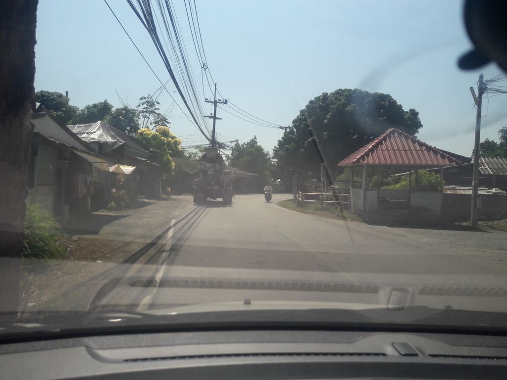 ภาพถนนตรงที่ ท. วัสดุก่อสร้าง ตั้งอยู่ ถ่ายโดย noochjaree พ.ศ. 2561 (2018) · A street-level view of where ท. วัสดุก่อสร้าง · Tha. Watdu Kosang stands, by noochjaree in 2561 (2018)