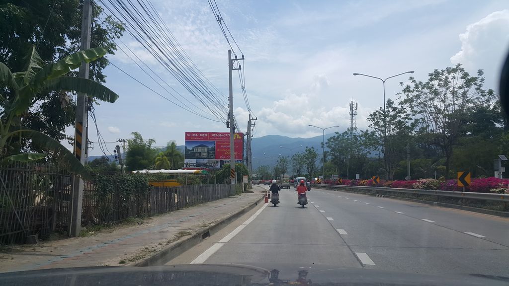 ภาพถนนตรงที่ ลานทรายรวมโชค ตั้งอยู่ ถ่ายโดย jrcarlsen พ.ศ. 2561 (2018) · A street-level view of where ลานทรายรวมโชค · Lan Sai Ruamchok stands, by jrcarlsen in 2561 (2018)