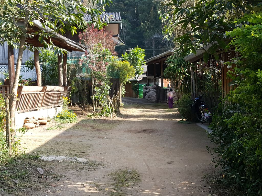 ภาพถนนตรงที่ Kan-ang Homestay MaeKampong ตั้งอยู่ ถ่ายโดย jrcarlsen พ.ศ. 2558 (2015) · A street-level view of where Kan-ang Homestay MaeKampong stands, by jrcarlsen in 2558 (2015)