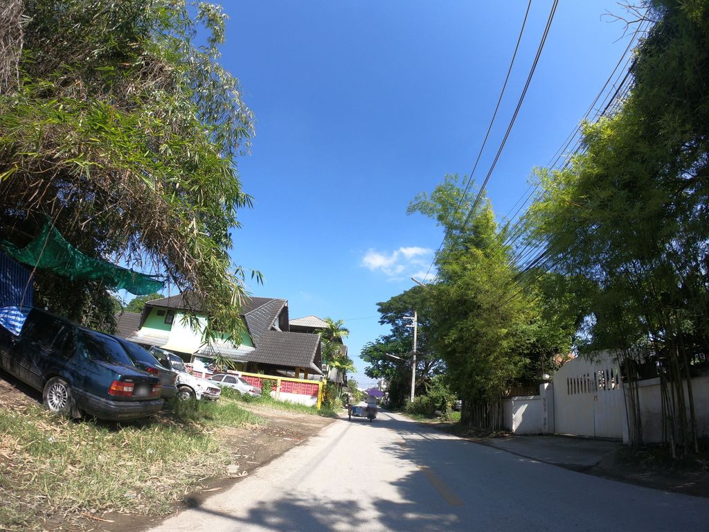 ภาพถนนตรงที่ Whatever cafe ตั้งอยู่ ถ่ายโดย chanuwath_grab พ.ศ. 2562 (2019) · A street-level view of where Whatever cafe stands, by chanuwath_grab in 2562 (2019)