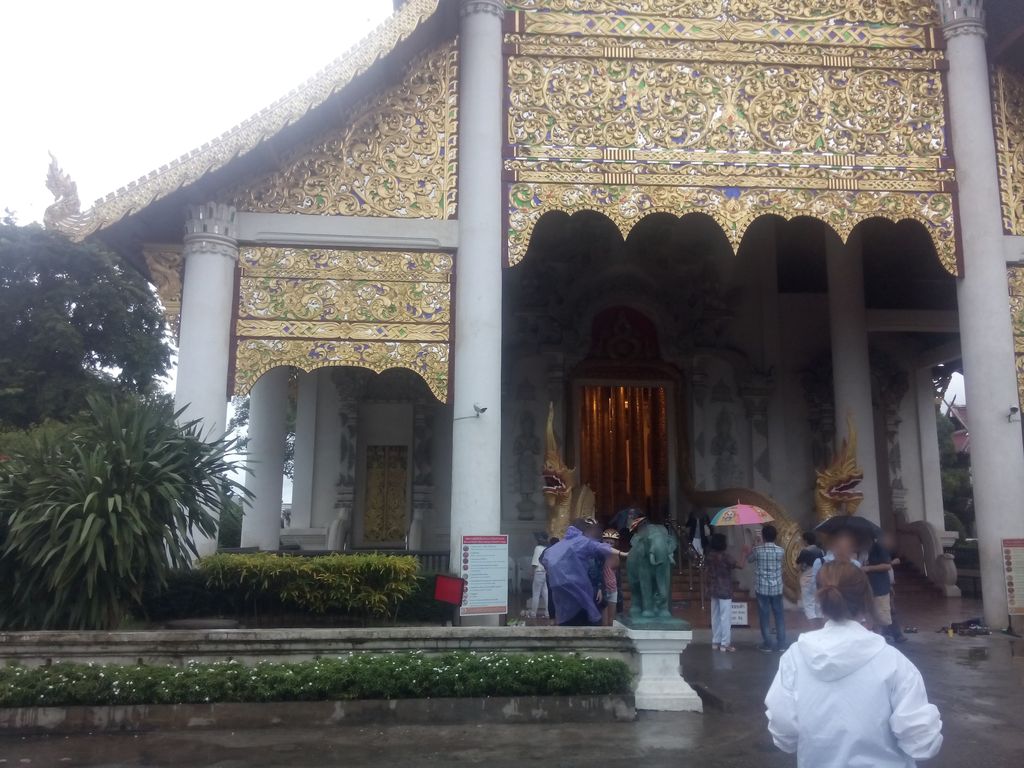 ภาพถนนตรงที่ วัดเจดีย์หลวงวรวิหาร (Wat Chedi Luang Varavihara) ตั้งอยู่ ถ่ายโดย jibec พ.ศ. 2558 (2015) · A street-level view of where วัดเจดีย์หลวงวรวิหาร (Wat Chedi Luang Varavihara) stands, by jibec in 2558 (2015)