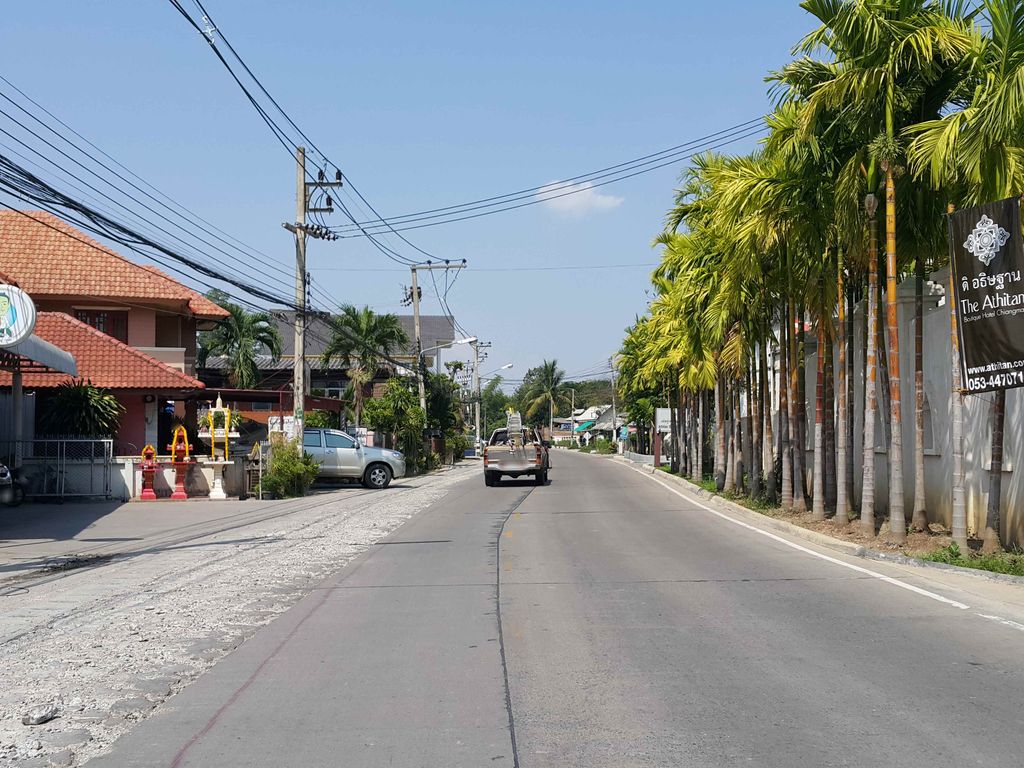 ภาพถนนตรงที่ Warm life cafe ตั้งอยู่ ถ่ายโดย jrcarlsen พ.ศ. 2558 (2015) · A street-level view of where Warm life cafe stands, by jrcarlsen in 2558 (2015)
