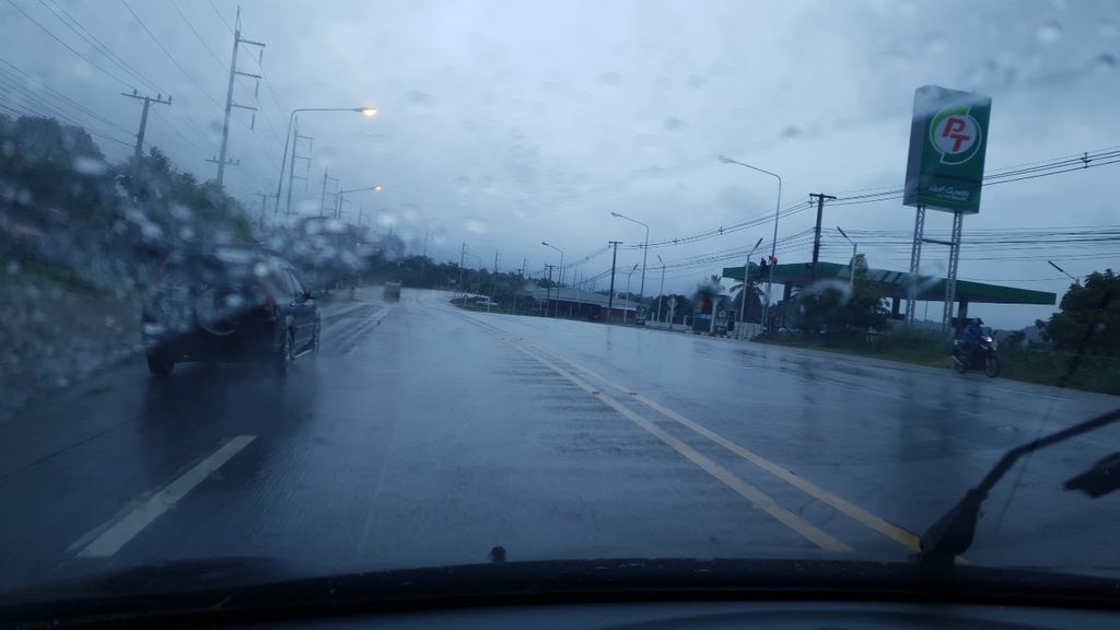 ภาพถนนตรงที่ วีอาร์คาร์เซ็นเตอร์ ตั้งอยู่ ถ่ายโดย charlesano พ.ศ. 2561 (2018) · A street-level view of where วีอาร์คาร์เซ็นเตอร์ · Wi A Car Center stands, by charlesano in 2561 (2018)