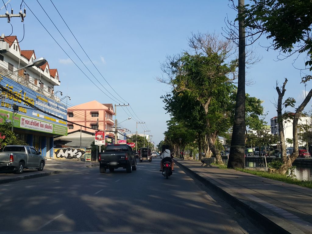 ภาพถนนตรงที่ นวดไทย อัญชนา นวดแผนไทย ตั้งอยู่ ถ่ายโดย jrcarlsen พ.ศ. 2558 (2015) · A street-level view of where นวดไทย อัญชนา นวดแผนไทย · Nuatthai Anchana Nuatphaenthai stands, by jrcarlsen in 2558 (2015)
