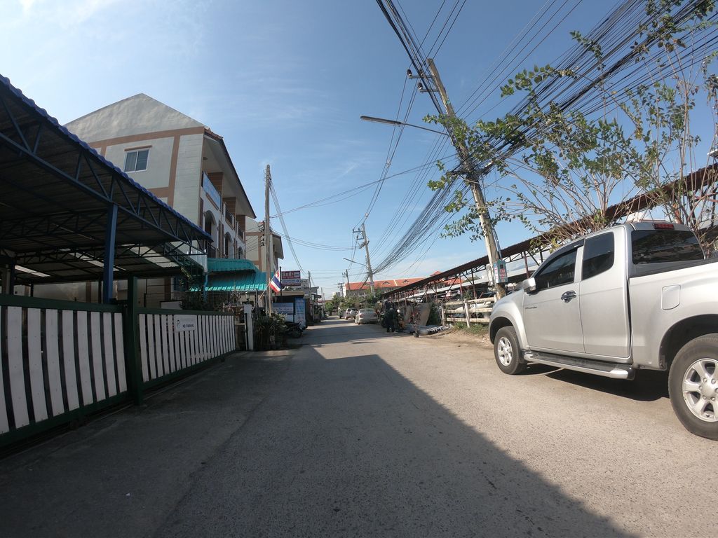 ภาพถนนตรงที่ Cut 'EM All ตั้งอยู่ ถ่ายโดย chanuwath_grab พ.ศ. 2562 (2019) · A street-level view of where Cut 'EM All stands, by chanuwath_grab in 2562 (2019)