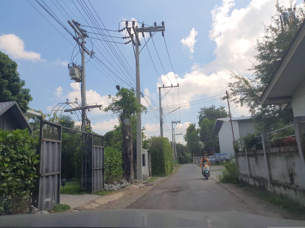 ภาพถนนตรงที่ Yellow Pillow Village ตั้งอยู่ ถ่ายโดย jrcarlsen พ.ศ. 2566 (2023) · A street-level view of where Yellow Pillow Village stands, by jrcarlsen in 2566 (2023)