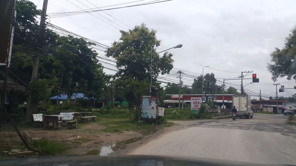 ภาพถนนตรงที่ ข้าวมันไก่สูตรทิพย์ ตั้งอยู่ ถ่ายโดย jrcarlsen พ.ศ. 2561 (2018) · A street-level view of where ข้าวมันไก่สูตรทิพย์ · Khao Man Kai Sut Thip stands, by jrcarlsen in 2561 (2018)