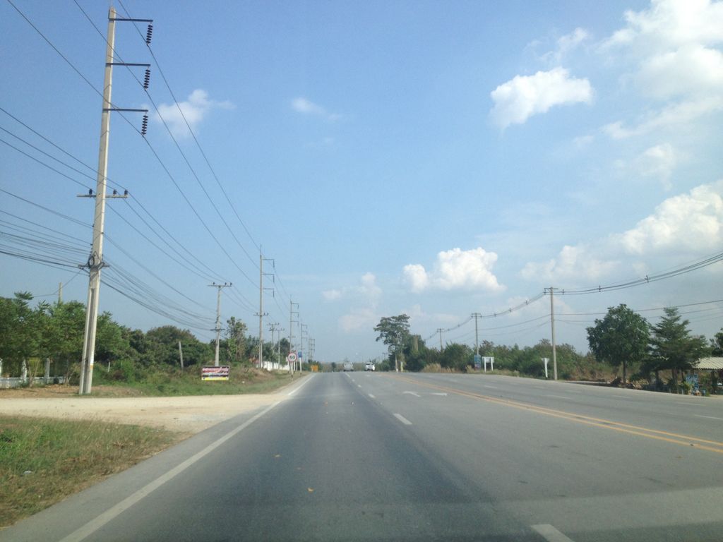 ภาพถนนตรงที่ โกดัง อมรชัย ตั้งอยู่ ถ่ายโดย jimwatana พ.ศ. 2558 (2015) · A street-level view of where โกดัง อมรชัย · Kodang Amonchai stands, by jimwatana in 2558 (2015)