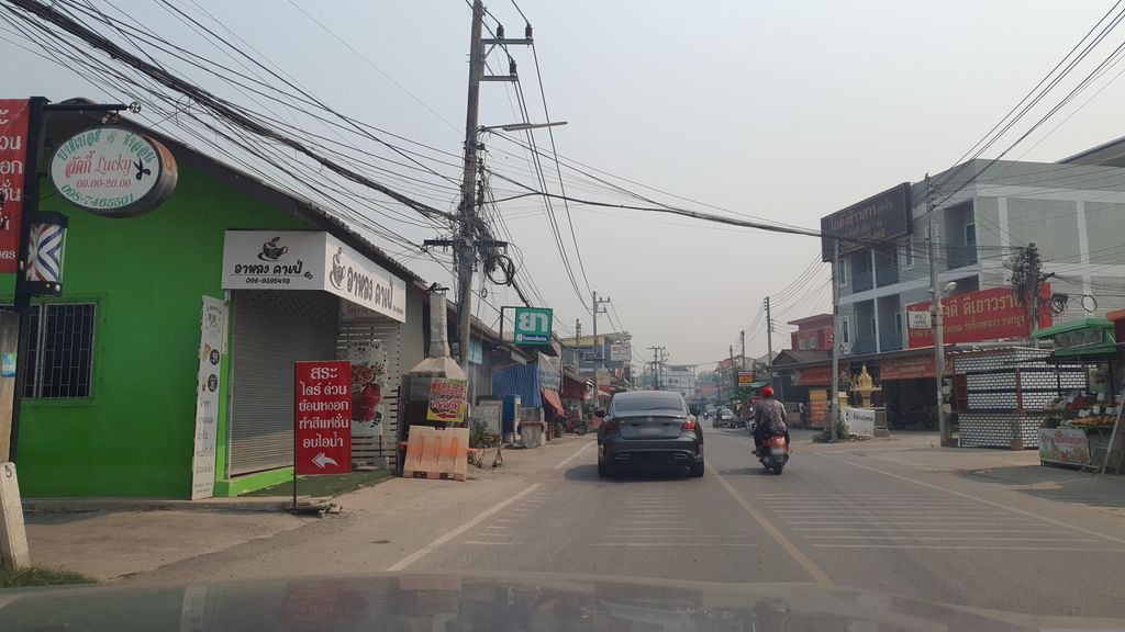 ภาพถนนตรงที่ ล้านน้ำปั่นกาดสามแยกสาขาท่ารั้ว ตั้งอยู่ ถ่ายโดย jrcarlsen พ.ศ. 2566 (2023) · A street-level view of where ล้านน้ำปั่นกาดสามแยกสาขาท่ารั้ว · Lan Nam Pan Kat Samyaek Sakha Tha Rua stands, by jrcarlsen in 2566 (2023)