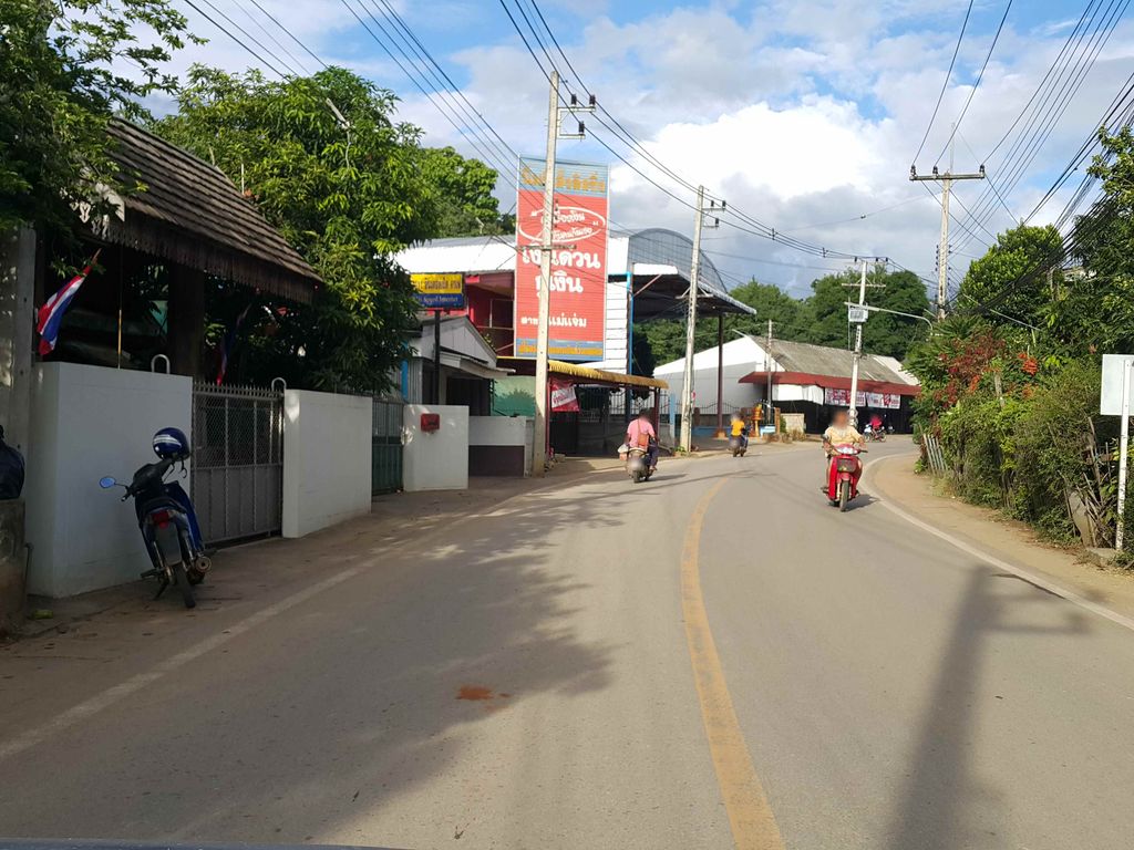 ภาพถนนตรงที่ บริษัท นิ่มซี่เส็งลิสซิ่ง จำกัด ตั้งอยู่ ถ่ายโดย jrcarlsen พ.ศ. 2558 (2015) · A street-level view of where บริษัท นิ่มซี่เส็งลิสซิ่ง จำกัด · Nimsiseng Litsing Chamkat Company stands, by jrcarlsen in 2558 (2015)