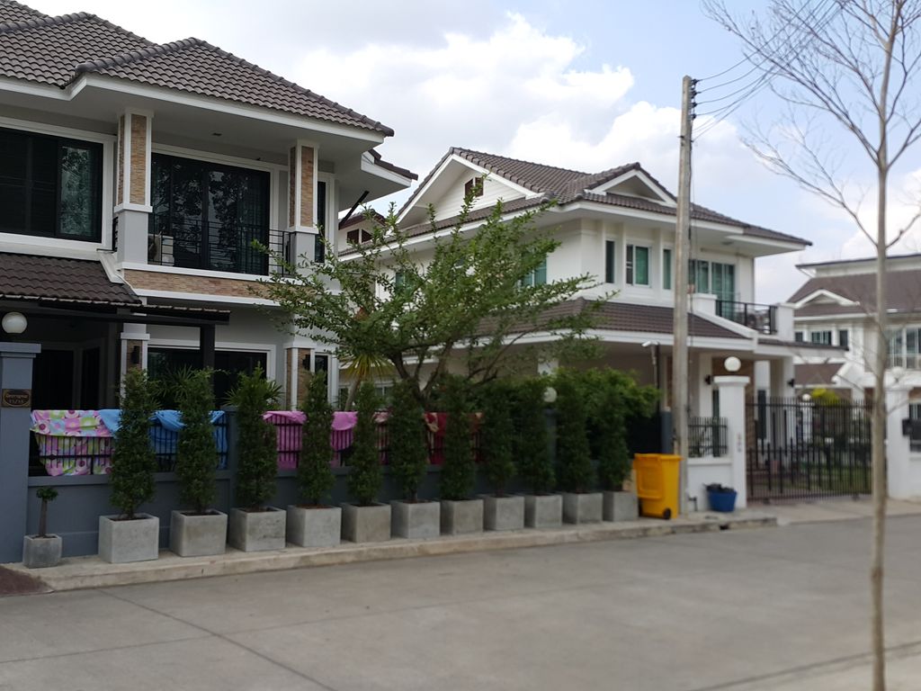 ภาพถนนตรงที่ ตำม่วน Tummuan Restaurant ตั้งอยู่ ถ่ายโดย jrcarlsen พ.ศ. 2558 (2015) · A street-level view of where ตำม่วน Tummuan Restaurant stands, by jrcarlsen in 2558 (2015)