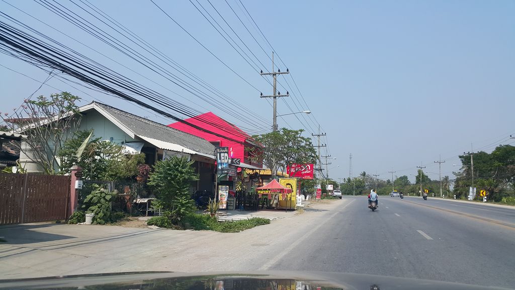 ภาพถนนตรงที่ บาร์เจริญ ตั้งอยู่ ถ่ายโดย jrcarlsen พ.ศ. 2560 (2017) · A street-level view of where บาร์เจริญ · Bar Charoen stands, by jrcarlsen in 2560 (2017)