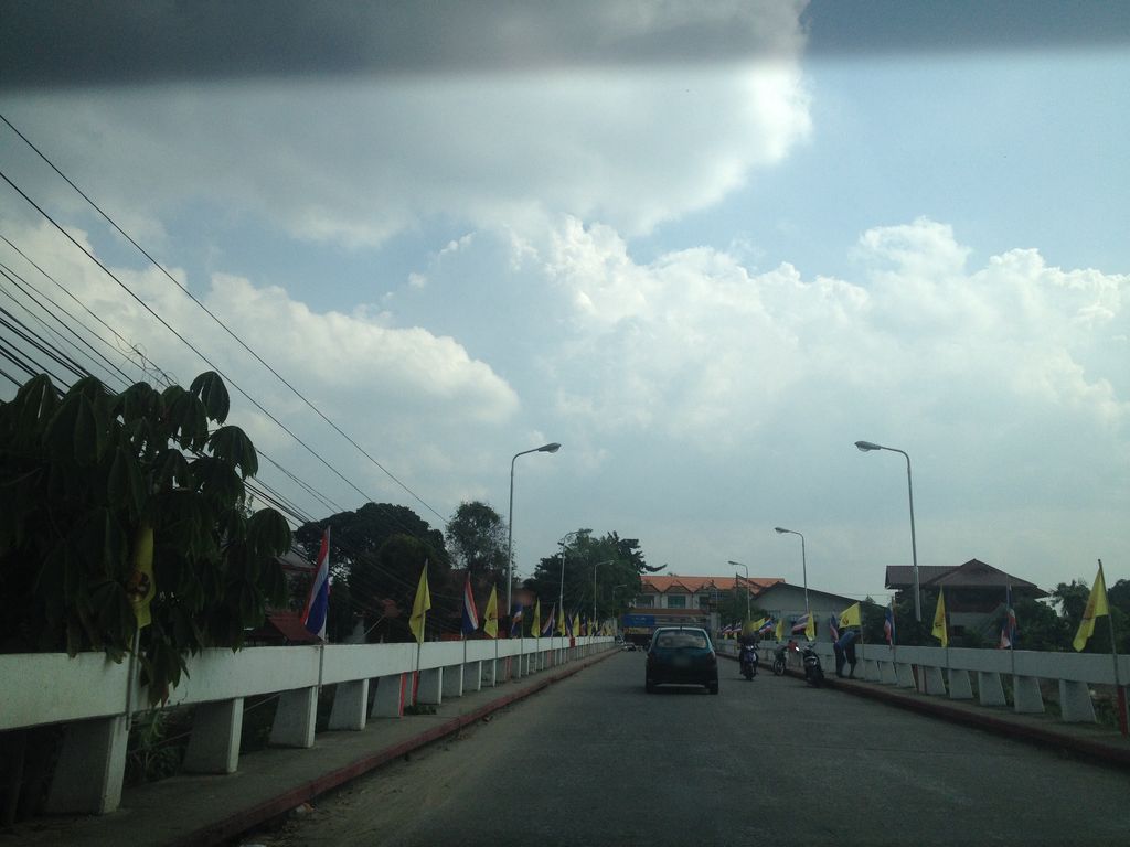 ภาพถนนตรงที่ บอย เอบีโฟน ตั้งอยู่ ถ่ายโดย jimwatana พ.ศ. 2558 (2015) · A street-level view of where บอย เอบีโฟน · Boi A B Fon stands, by jimwatana in 2558 (2015)
