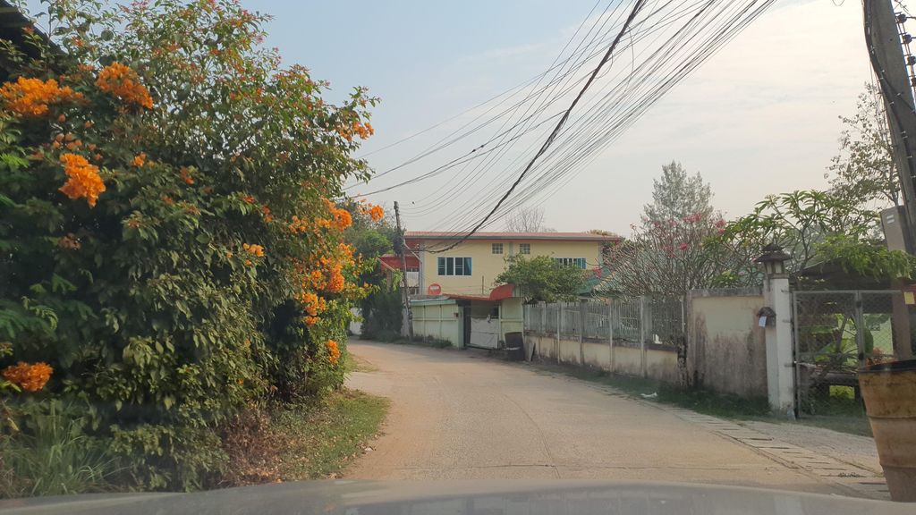 ภาพถนนตรงที่ Terg Ber ตั้งอยู่ ถ่ายโดย jrcarlsen พ.ศ. 2565 (2022) · A street-level view of where Terg Ber stands, by jrcarlsen in 2565 (2022)