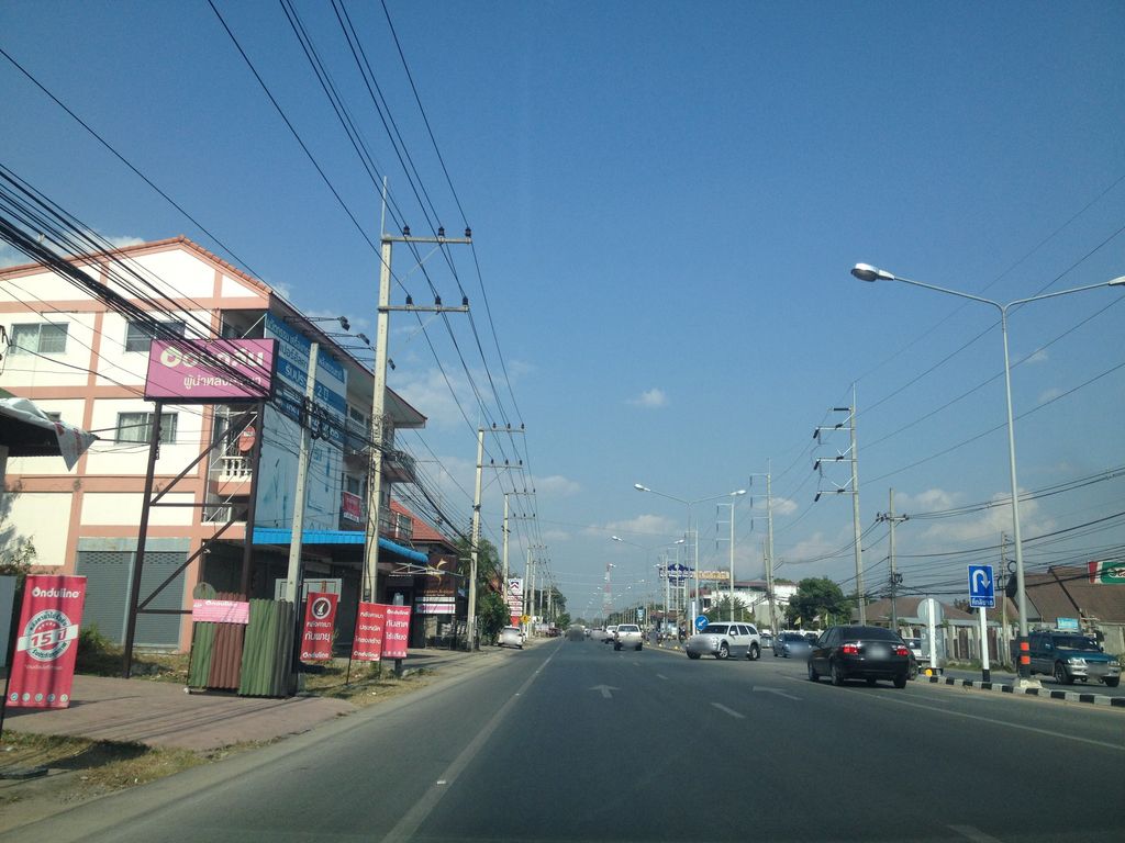 ภาพถนนตรงที่ ทวีพงศ์ยานยนต์ ตั้งอยู่ ถ่ายโดย jimwatana พ.ศ. 2558 (2015) · A street-level view of where ทวีพงศ์ยานยนต์ · Thawi Phong Yanyon stands, by jimwatana in 2558 (2015)