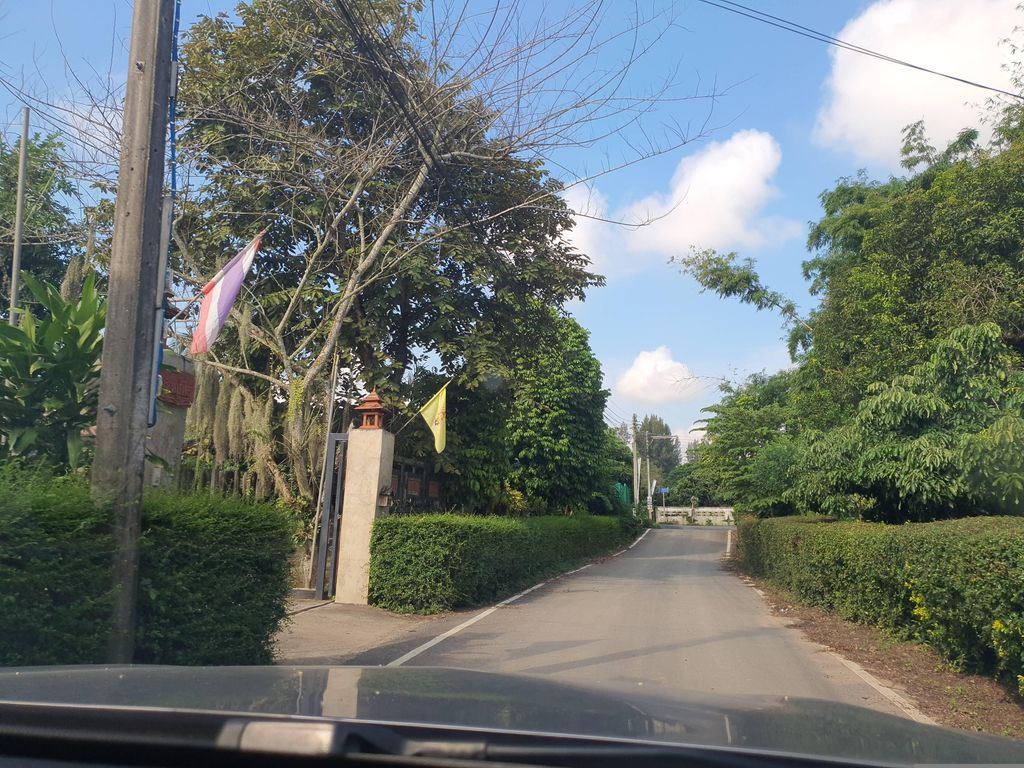 ภาพถนนตรงที่ กลุ่มกองทุนหมู่บ้านบ้านป่างิ้ว ตั้งอยู่ ถ่ายโดย jrcarlsen พ.ศ. 2566 (2023) · A street-level view of where กลุ่มกองทุนหมู่บ้านบ้านป่างิ้ว · Klum Kongthun Muban Ban Pa Ngio stands, by jrcarlsen in 2566 (2023)