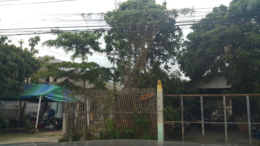 ภาพถนนตรงที่ Steake Steak Salad ตั้งอยู่ ถ่ายโดย jrcarlsen พ.ศ. 2559 (2016) · A street-level view of where Steake Steak Salad stands, by jrcarlsen in 2559 (2016)