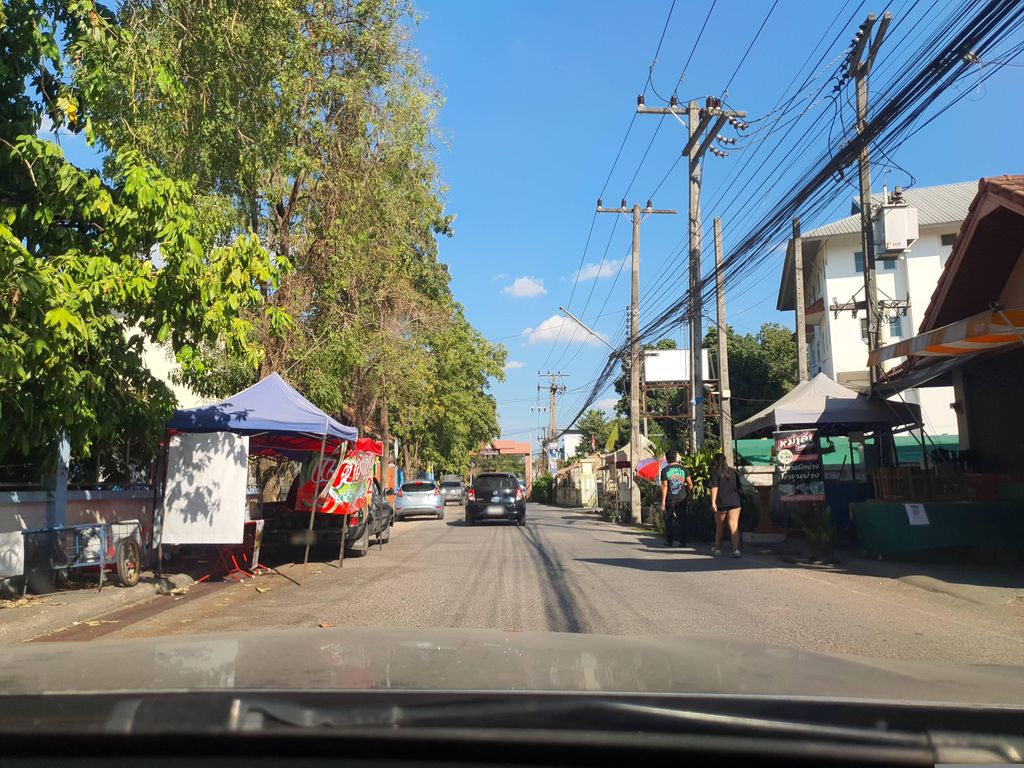 ภาพถนนตรงที่ โป่งน้อยเภสัชและมินิมาร์ท ตั้งอยู่ ถ่ายโดย jrcarlsen พ.ศ. 2566 (2023) · A street-level view of where โป่งน้อยเภสัชและมินิมาร์ท · Pong Noi Phesat Lae Mini Mart stands, by jrcarlsen in 2566 (2023)
