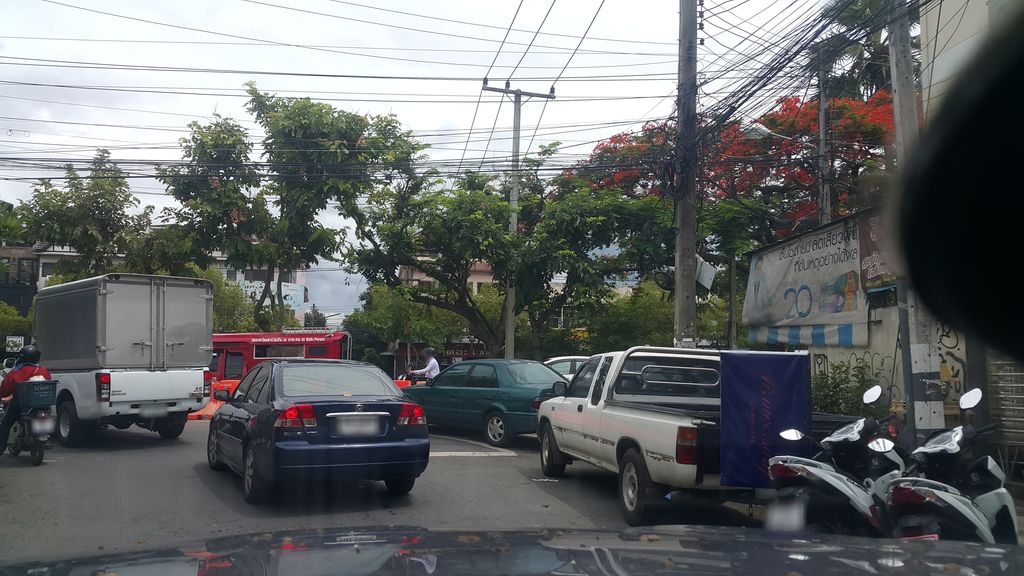 ภาพถนนตรงที่ ร้านใต้เท้า_TaiTow ตั้งอยู่ ถ่ายโดย jrcarlsen พ.ศ. 2562 (2019) · A street-level view of where ร้านใต้เท้า_TaiTow stands, by jrcarlsen in 2562 (2019)