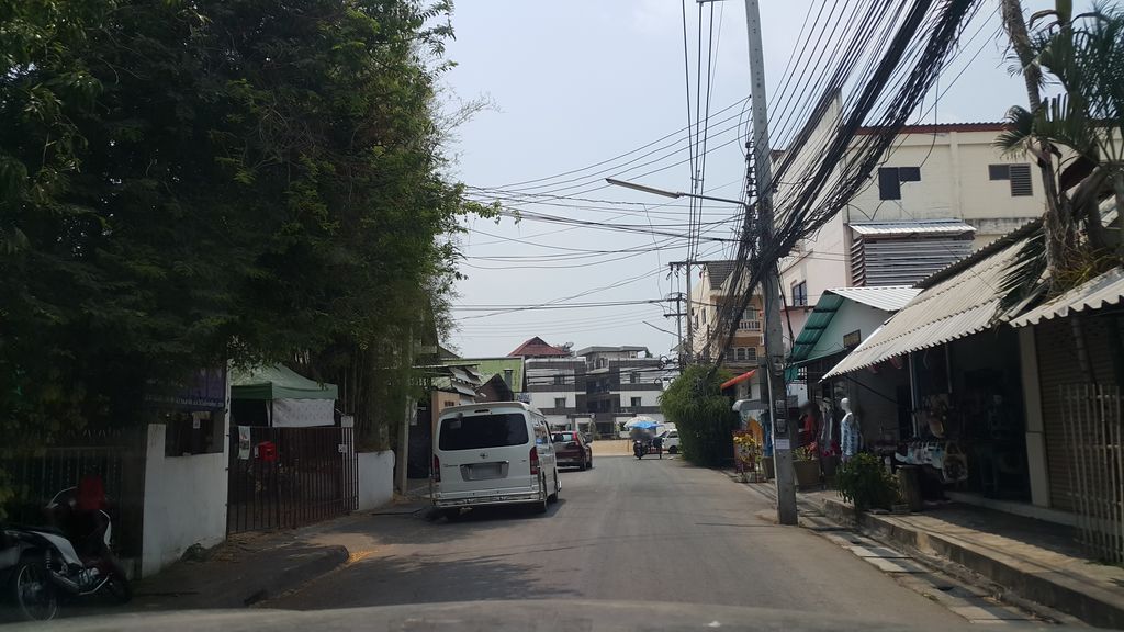 ภาพถนนตรงที่ Pokemon Center Chiangmai ตั้งอยู่ ถ่ายโดย jrcarlsen พ.ศ. 2560 (2017) · A street-level view of where Pokemon Center Chiangmai stands, by jrcarlsen in 2560 (2017)