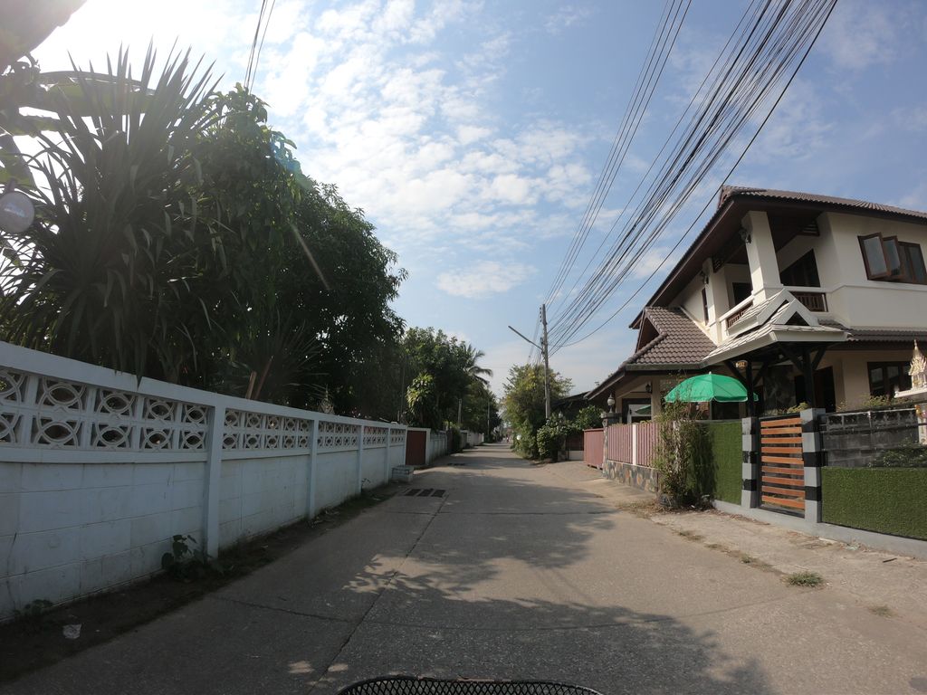 ภาพถนนตรงที่ หอพักแสงอรุณ 95 ตั้งอยู่ ถ่ายโดย chanuwath_grab พ.ศ. 2562 (2019) · A street-level view of where หอพักแสงอรุณ 95 · Saeng Arun 95 Dormitory stands, by chanuwath_grab in 2562 (2019)