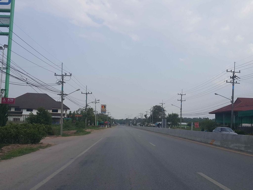 ภาพถนนตรงที่ ปั๊มน้ำมันบางจาก ตั้งอยู่ ถ่ายโดย jrcarlsen พ.ศ. 2558 (2015) · A street-level view of where ปั๊มน้ำมันบางจาก · Bangchak Filling station stands, by jrcarlsen in 2558 (2015)