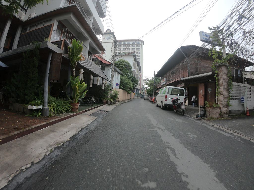 ภาพถนนตรงที่ We Briza Hotel Chiangmai ตั้งอยู่ ถ่ายโดย chanuwath_grab พ.ศ. 2562 (2019) · A street-level view of where We Briza Hotel Chiangmai stands, by chanuwath_grab in 2562 (2019)