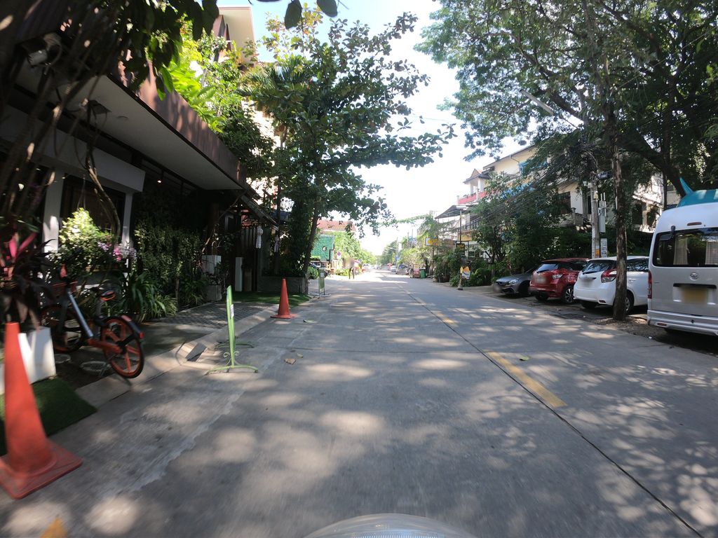 ภาพถนนตรงที่ VillaBerry ตั้งอยู่ ถ่ายโดย chanuwath_grab พ.ศ. 2562 (2019) · A street-level view of where VillaBerry stands, by chanuwath_grab in 2562 (2019)
