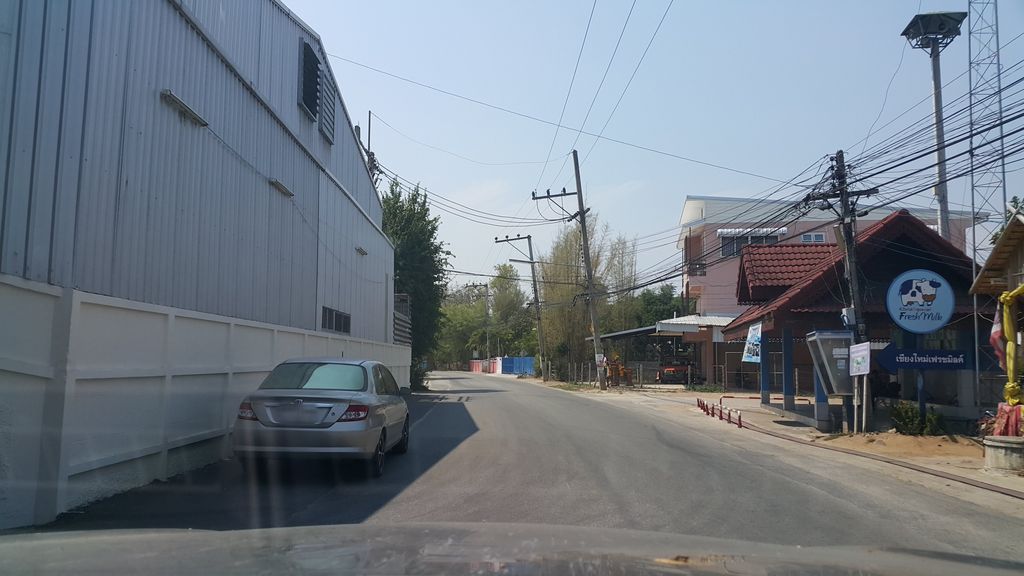 ภาพถนนตรงที่ Fresh&Mild Saraphi:Chiangmai Freshmilk office ตั้งอยู่ ถ่ายโดย jrcarlsen พ.ศ. 2559 (2016) · A street-level view of where Fresh&Mild Saraphi:Chiangmai Freshmilk office stands, by jrcarlsen in 2559 (2016)