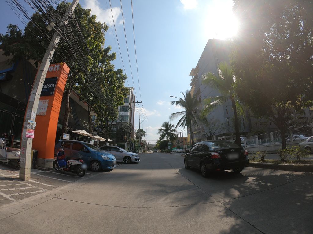 ภาพถนนตรงที่ สุขสม Bar & Bistro ตั้งอยู่ ถ่ายโดย chanuwath_grab พ.ศ. 2562 (2019) · A street-level view of where สุขสม Bar & Bistro stands, by chanuwath_grab in 2562 (2019)