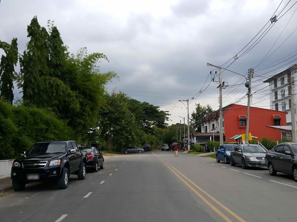 ภาพถนนตรงที่ MCSC ตั้งอยู่ ถ่ายโดย jrcarlsen พ.ศ. 2558 (2015) · A street-level view of where MCSC stands, by jrcarlsen in 2558 (2015)
