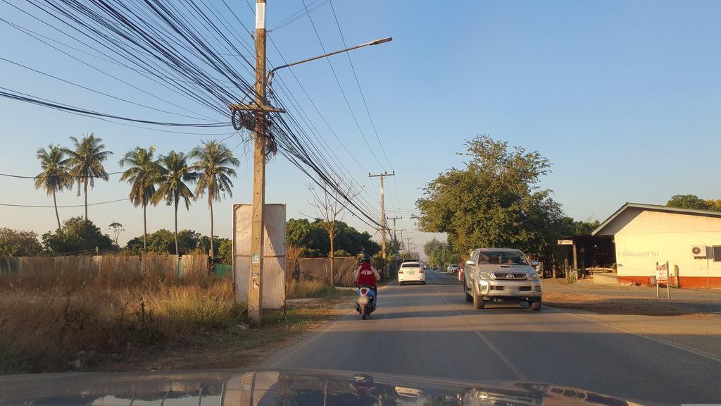 ภาพถนนตรงที่ ธนาวัน การเกษตร ตั้งอยู่ ถ่ายโดย jrcarlsen พ.ศ. 2566 (2023) · A street-level view of where ธนาวัน การเกษตร · Thanaona Kan Kaset stands, by jrcarlsen in 2566 (2023)