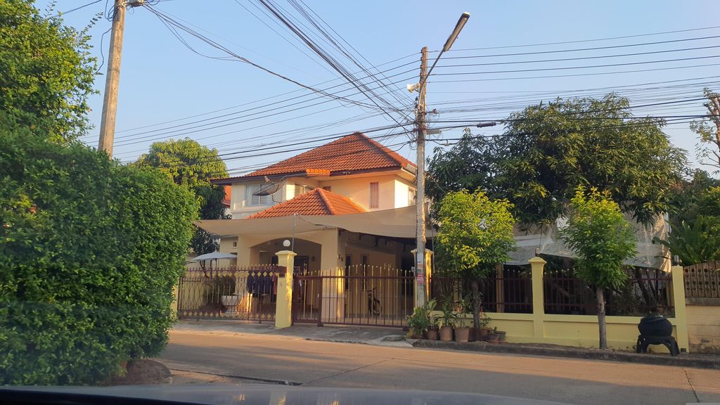 ภาพถนนตรงที่ Berni tattoo studio ตั้งอยู่ ถ่ายโดย jrcarlsen พ.ศ. 2566 (2023) · A street-level view of where Berni tattoo studio stands, by jrcarlsen in 2566 (2023)