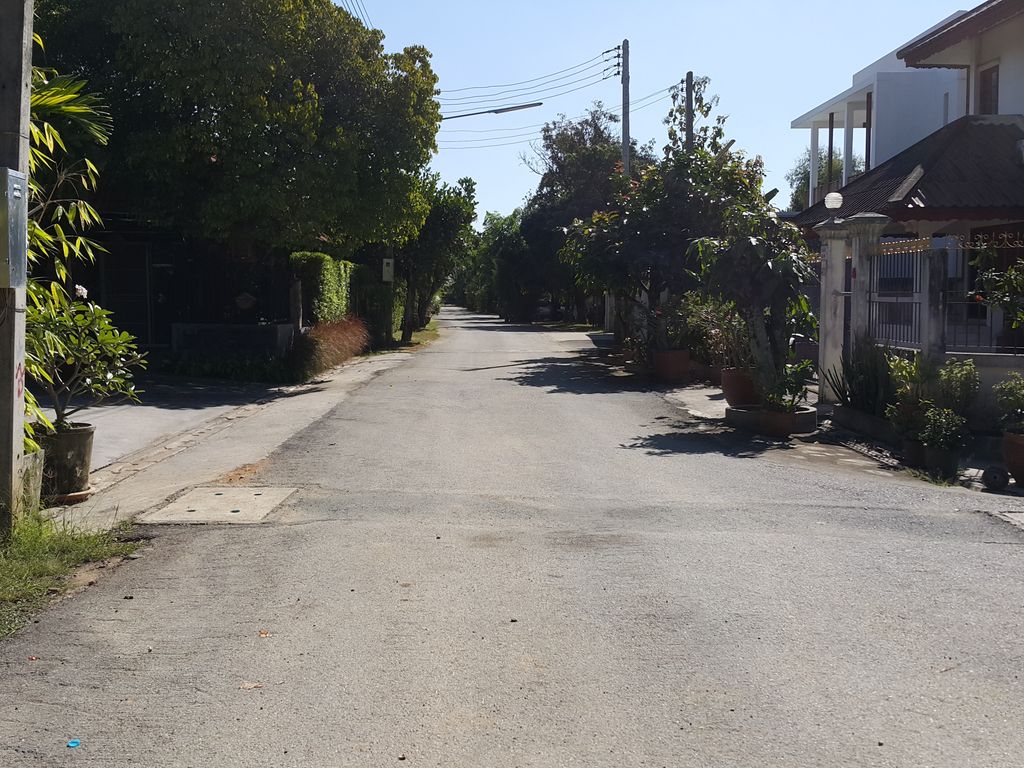 ภาพถนนตรงที่ บ้านแก้ว เฮือนขวัญ ตั้งอยู่ ถ่ายโดย jrcarlsen พ.ศ. 2557 (2014) · A street-level view of where บ้านแก้ว เฮือนขวัญ · Ban Kaeo Hueankhwan stands, by jrcarlsen in 2557 (2014)