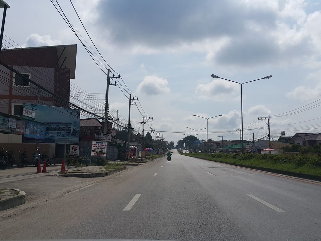 ภาพถนนตรงที่ 108 ฟิชชิ่งช็อป ตั้งอยู่ ถ่ายโดย jrcarlsen พ.ศ. 2558 (2015) · A street-level view of where 108 ฟิชชิ่งช็อป · 108 Fishing Shop stands, by jrcarlsen in 2558 (2015)