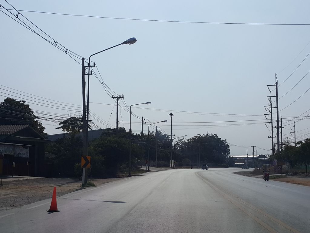 ภาพถนนตรงที่ เด่นเหนือเภสัช ตั้งอยู่ ถ่ายโดย jrcarlsen พ.ศ. 2558 (2015) · A street-level view of where เด่นเหนือเภสัช · Den Nuea Phesat stands, by jrcarlsen in 2558 (2015)