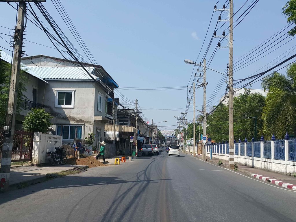 ภาพถนนตรงที่ Becky. Sober Bar ตั้งอยู่ ถ่ายโดย jrcarlsen พ.ศ. 2558 (2015) · A street-level view of where Becky. Sober Bar stands, by jrcarlsen in 2558 (2015)