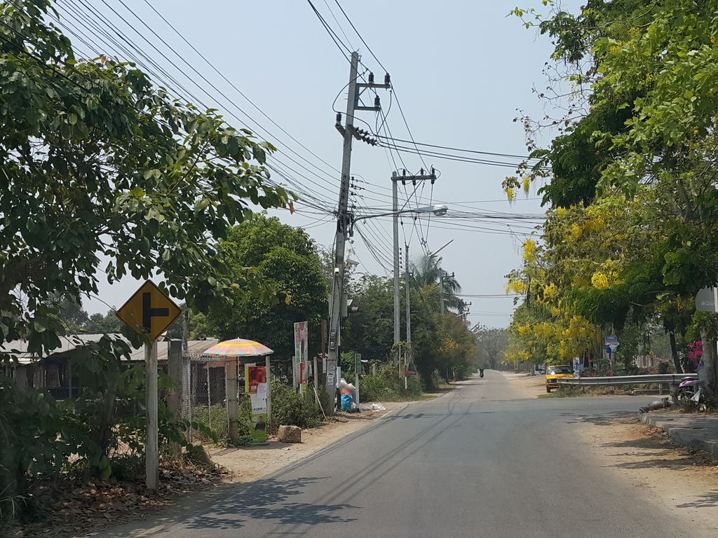 ภาพถนนตรงที่ บ้านรักษ์รำเชียงใหม่ : By ครูโตโต้ ตั้งอยู่ ถ่ายโดย jrcarlsen พ.ศ. 2559 (2016) · A street-level view of where บ้านรักษ์รำเชียงใหม่ : By ครูโตโต้ · Ban Rak Ram Chiang Mai : By Khrutoto stands, by jrcarlsen in 2559 (2016)