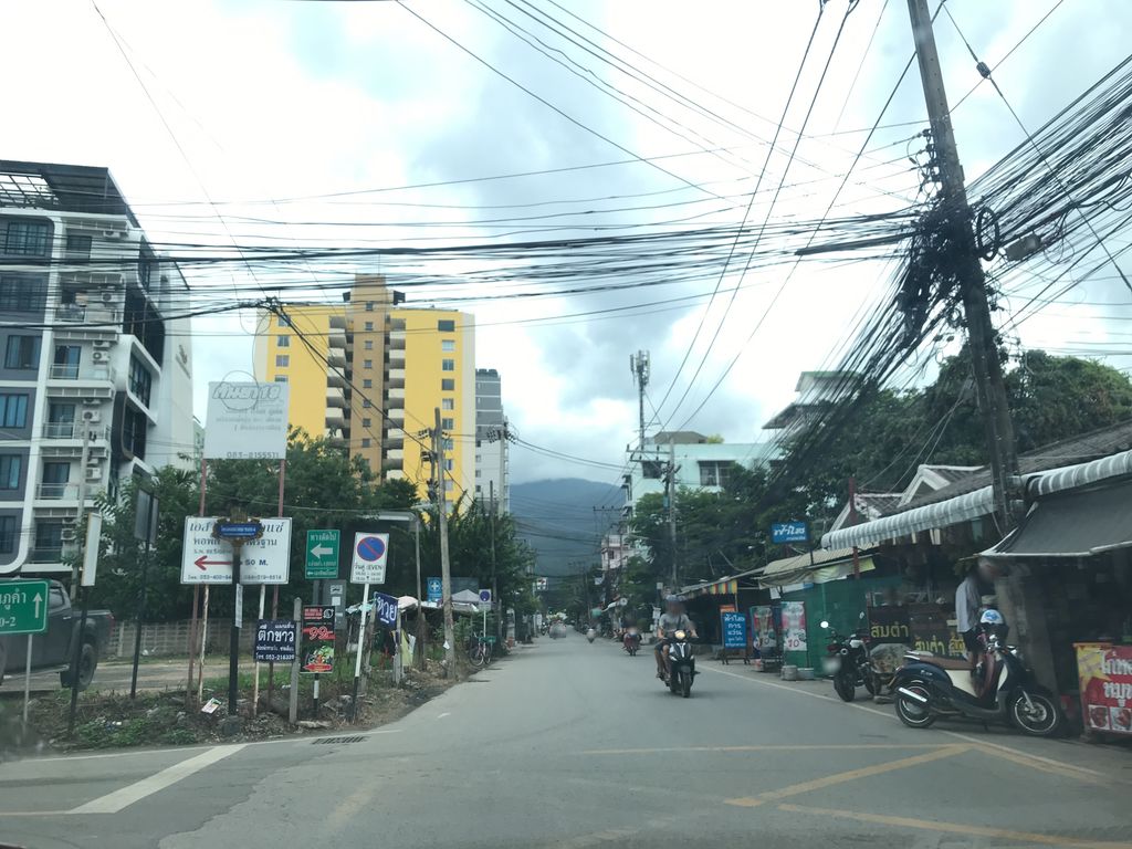 ภาพถนนตรงที่ เพื่อนโมบาย ตั้งอยู่ ถ่ายโดย prasert พ.ศ. 2561 (2018) · A street-level view of where เพื่อนโมบาย · Phueanmobai stands, by prasert in 2561 (2018)