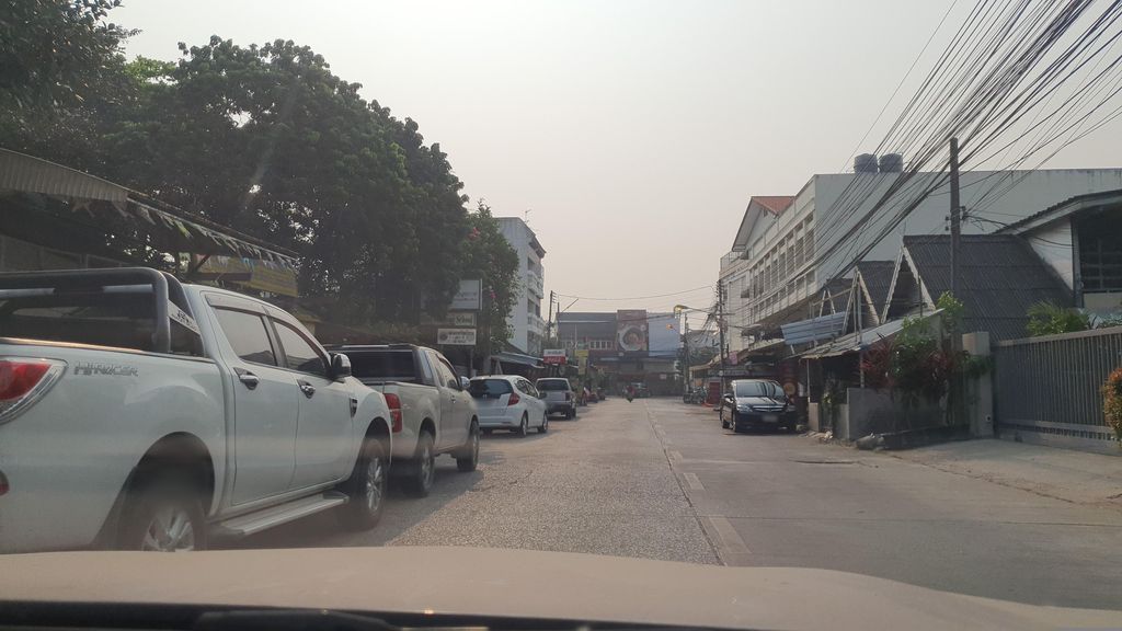 ภาพถนนตรงที่ โรงรสกาแฟ ตั้งอยู่ ถ่ายโดย jrcarlsen พ.ศ. 2566 (2023) · A street-level view of where โรงรสกาแฟ · Rongrotkafae stands, by jrcarlsen in 2566 (2023)