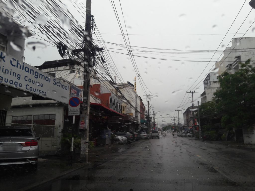 ภาพถนนตรงที่ ivychiangmai ตั้งอยู่ ถ่ายโดย superbate พ.ศ. 2561 (2018) · A street-level view of where ivychiangmai stands, by superbate in 2561 (2018)