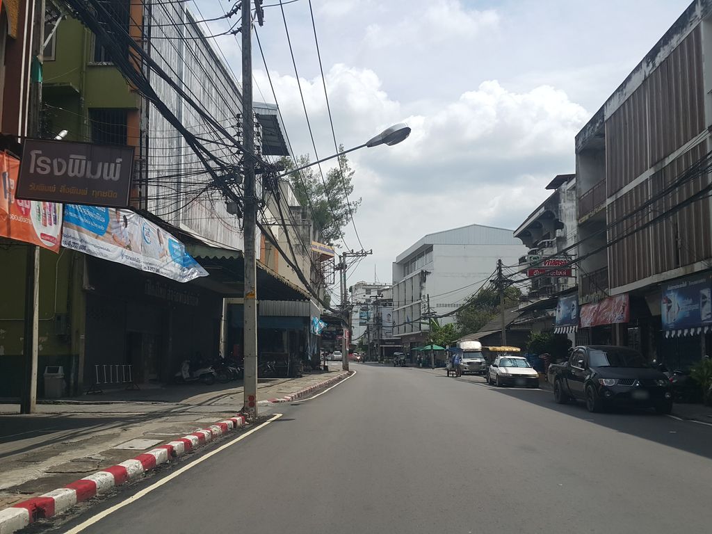 ภาพถนนตรงที่ Buddy Bloom ตั้งอยู่ ถ่ายโดย jrcarlsen พ.ศ. 2558 (2015) · A street-level view of where Buddy Bloom stands, by jrcarlsen in 2558 (2015)