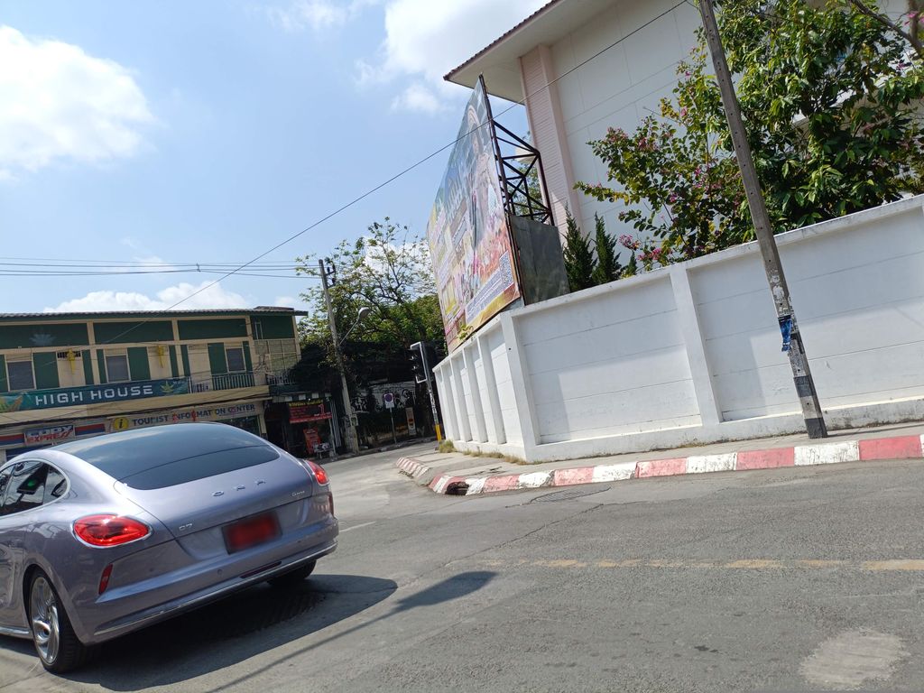 ภาพถนนตรงที่ Baan Chang Elephant Sanctuary ตั้งอยู่ ถ่ายโดย skillsy พ.ศ. 2568 (2025) · A street-level view of where Baan Chang Elephant Sanctuary stands, by skillsy in 2568 (2025)